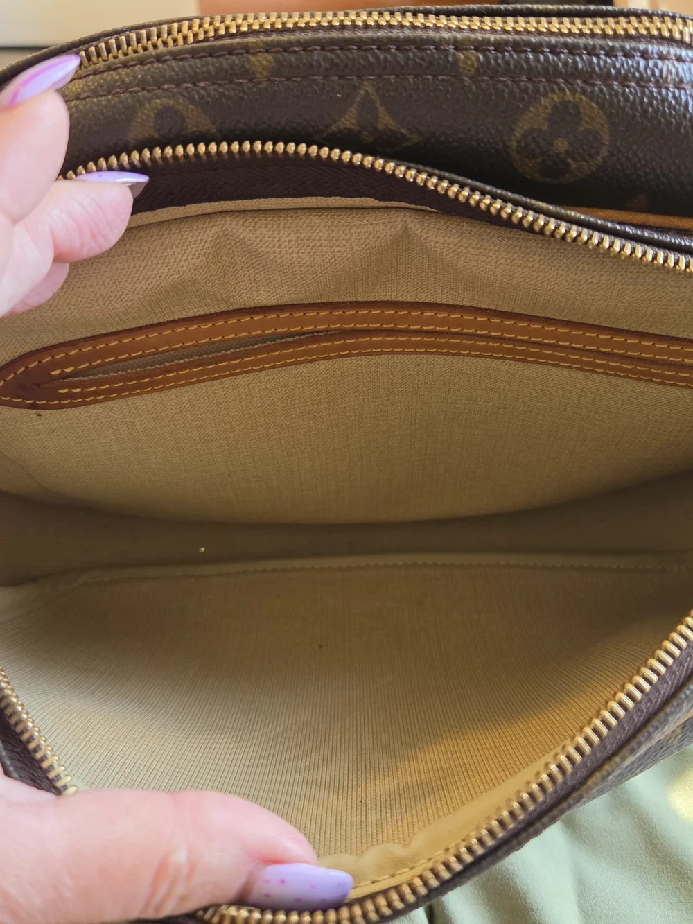 AUTHENTIC LOUIS VUITTON REPORTER BAG WITH COA